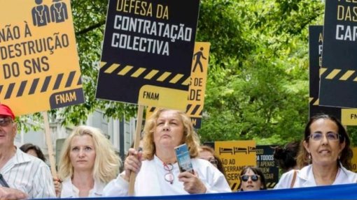 Médicos de todo o país protestam em frente ao Ministério da Saúde por melhores salários