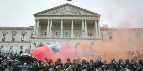 Centenas de bombeiros sapadores ocupam escadaria do parlamento em protesto