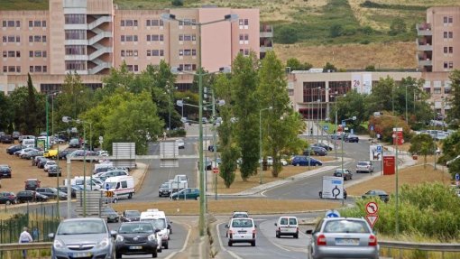 Ministra confiante em solução para eventual saída de cirurgiões do Amadora-Sintra