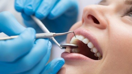 Dentistas aplaudem “esforço&quot; da tutela após sindicato pedir demissão da ministra