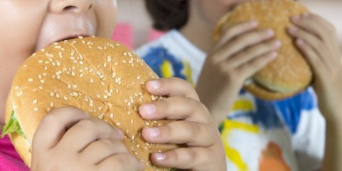 Crianças que consomem mais alimentos ultra processados crescem mais lentamente - estudo