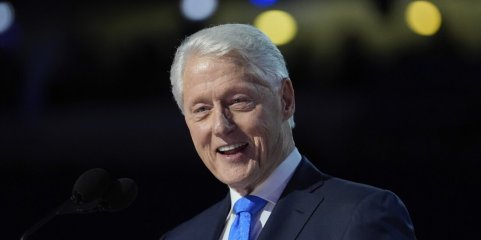 Ex-presidente dos EUA Bill Clinton hospitalizado com febre