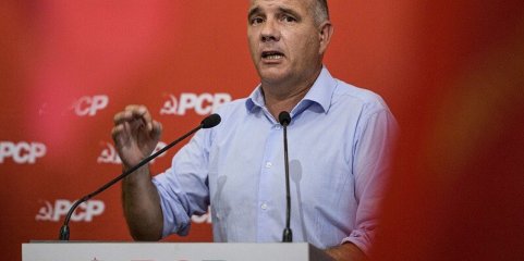 Secretário-geral do PCP diz que Montenegro tem mais motivos para estar intranquilo depois de demissão no SNS