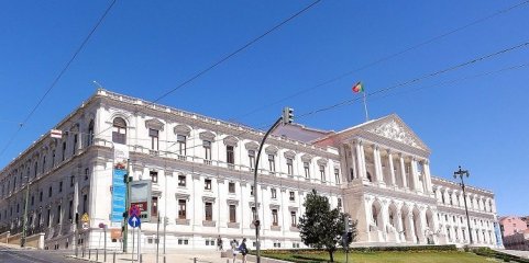 Parlamento debate hoje criação de regime de dedicação exclusiva no SNS a pedido do PCP