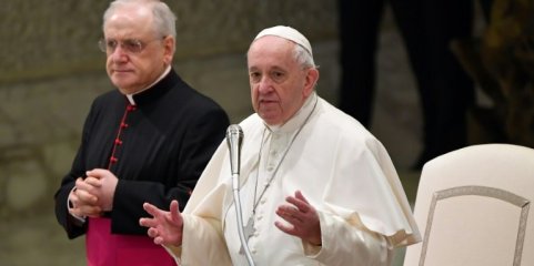 Papa Francisco celebra 12 anos de pontificado com bolo no hospital